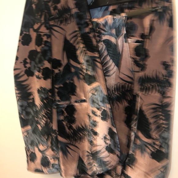 Suit - Picture 5 of 8